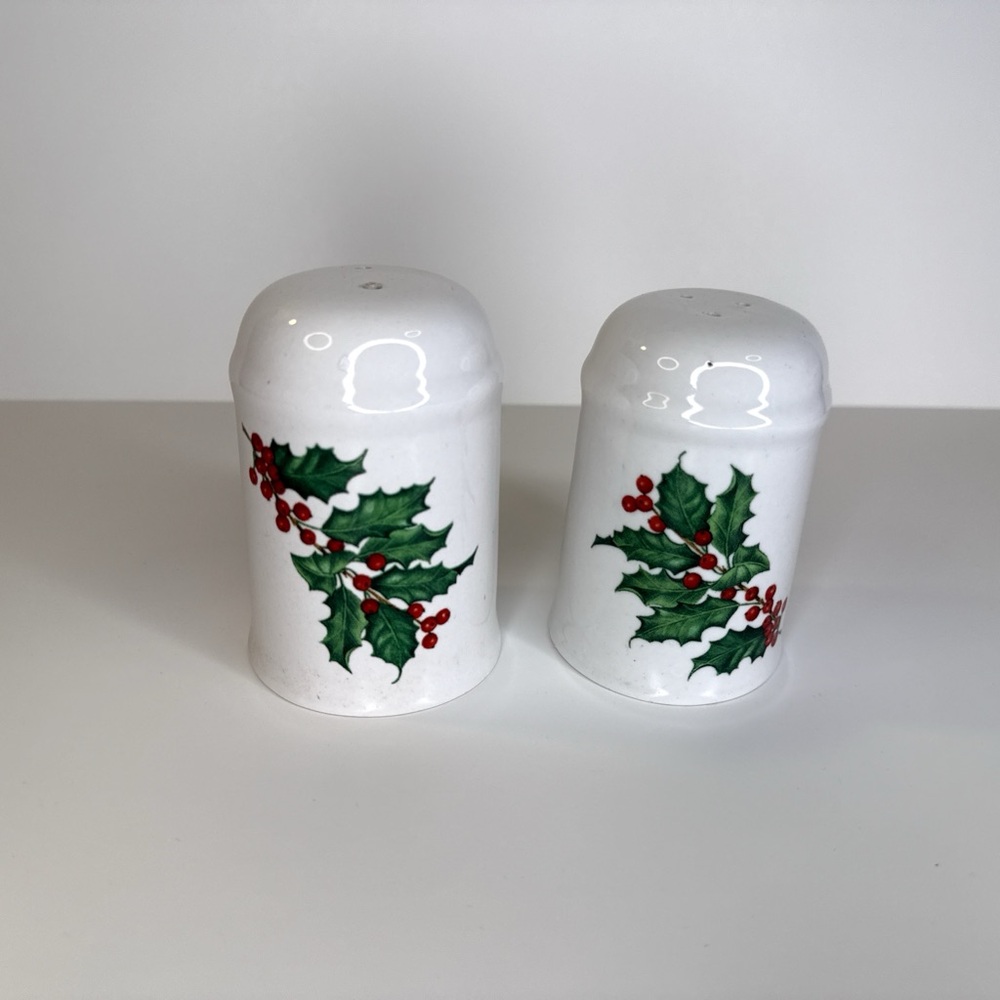 Hallmark Christmas Holly Salt & Pepper Shakers Ceramic Holiday Kitchen Decor